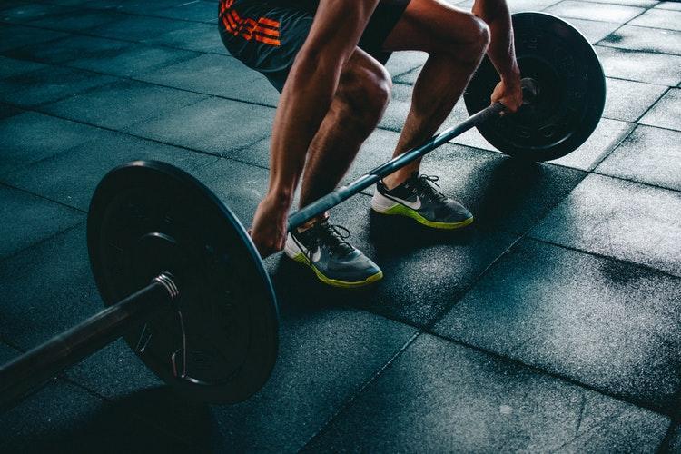 athlete doing deadlifts in gym